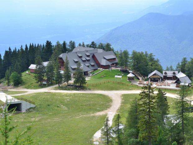 Hotel i plaža leti